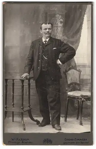 Fotografie W. Klemm, Gross-Zimmern, Elegant gekleideter Herr mit Schnauzbart