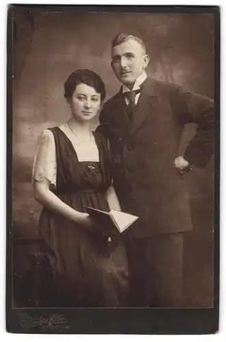 Fotografie E. Selberschlag, Demmin, Junges Paar in modischer Kleidung