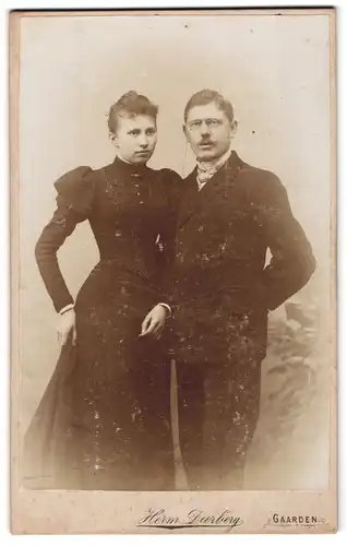 Fotografie Herm. Deerberg, Gaarden, Junges Paar in eleganter Kleidung