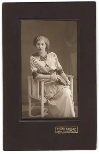 Fotografie Franz Senger, Braunlage i. Harz, Junge Dame in modischer Kleidung