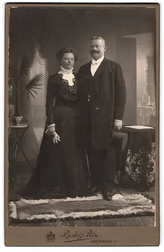 Fotografie Rudolf Pilz, Grünwald a. N., Abendstrasse, Bürgerliches Paar in eleganter Kleidung