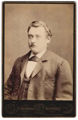 Fotografie P. Christensen, Sonderburg, Elegant gekleideter Herr mit Moustache