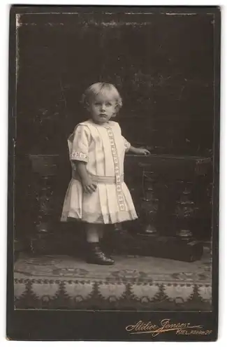 Fotografie Atelier Jensen, Kiel, Klinke 26, Kleines Kind im hübschen Kleid