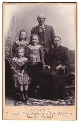 Fotografie Martin Stahl, Slagelse, Rosengade 3, Bürgerliches Paar mit vier Mädchen