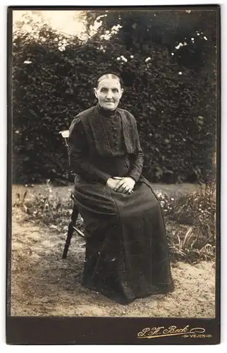 Fotografie P. H. Beck, Vejen, Ältere Dame im Kleid