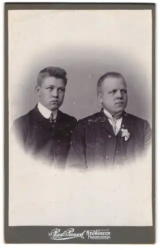Fotografie Rud. Paasch, Neumünster, Friedrichstrasse 24, Zwei junge Männer im Anzug mit Krawatte