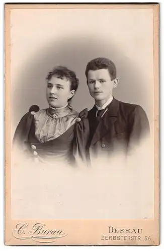 Fotografie C. Burau, Dessau, Zerbsterstrasse 56, Junges Paar in modischer Kleidung