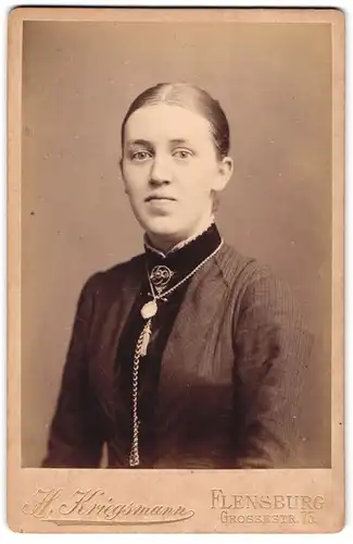 Fotografie H. Kriegsmann, Flensburg, Grossestrasse 75, Junge Dame mit Kragenbrosche und Halskette