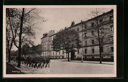 AK Dresden-Neustadt, Soldaten vor der Fabrice-Kaserne