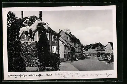 AK Langensalza, Strassenpartie mit Wohnhäusern und Reiterstandbild