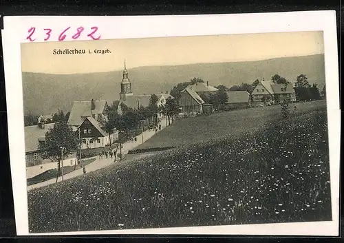 Fotografie Brück & Sohn Meissen, Ansicht Schellerhau im Erzg., Partie im Ort mit Kirche in und heimkehrende Schulkinder