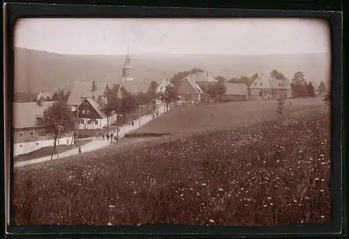 Fotografie Brück & Sohn Meissen, Ansicht Schellerhau i. Erzg., Blick auf den Ort mit Kirche und Wohnhäusern