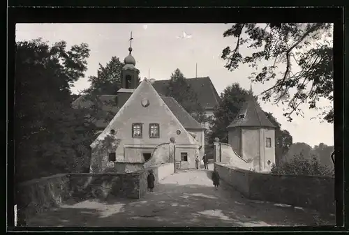 Fotografie Brück & Sohn Meissen, Ansicht Mutzschen, Eingang zum Schloss, Spiegelverkehrt