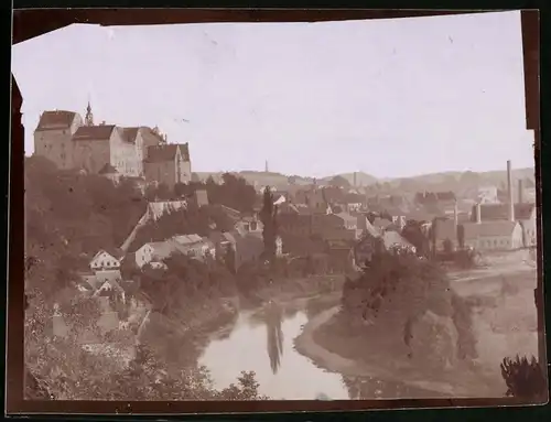 Fotografie Brück & Sohn Meissen, Ansicht Colditz i. Sa., Flusspartie mit Blick in die Stadt und zum Schloss