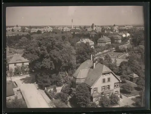 Fotografie Brück & Sohn Meissen, Ansicht Arnsdorf i. Sa., Blick auf die Stadt mit einzelstehendem Wohnhaus