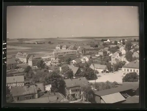 Fotografie Brück & Sohn Meissen, Ansicht Arnsdorf i. Sa, m Blick auf den Ort mit Wohnhäusern