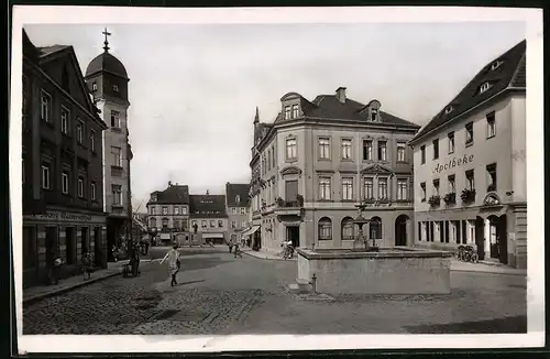 Fotografie Brück & Sohn Meissen, Ansicht Pulsnitz i. Sa., Blick auf den Neumarkt mit Apotheke und Geschäft Messerschmidt