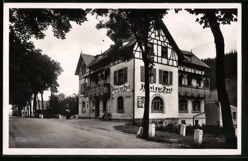 Fotografie Brück & Sohn Meissen, Ansicht Wildenthal i. Erzg., Strassenpartie am Hotel zur Post