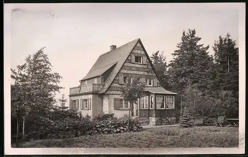 Fotografie Brück & Sohn Meissen, Ansicht Schellerhau / Erzg., Blick auf ein einzelstehendes Haus mit Gartenpartie