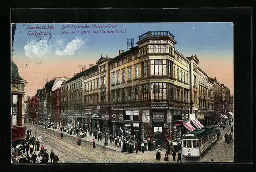AK Saarbrücken, Victoria-Haus Bahnhofstrasse Ecke Victoriastrasse mit Strassenbahn