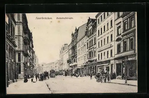 AK Saarbrücken, Bahnhofstrasse mit Geschäften und Strassenbahn