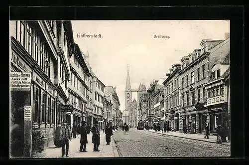 AK Halberstadt, Strasse Breiteweg mit Geschäften, Kirche und Strassenbahn