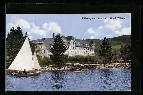 AK Titisee, Segelboot auf dem Wasser vor dem Hotel Titisee