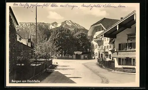 AK Bergen am Hochfelln, Ortsansicht mit Gebirgskulisse