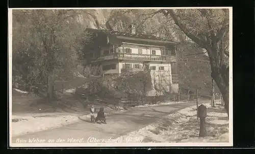AK Oberaudorf, Schlittenfahrt am Gasthaus beim Weber an der Wand
