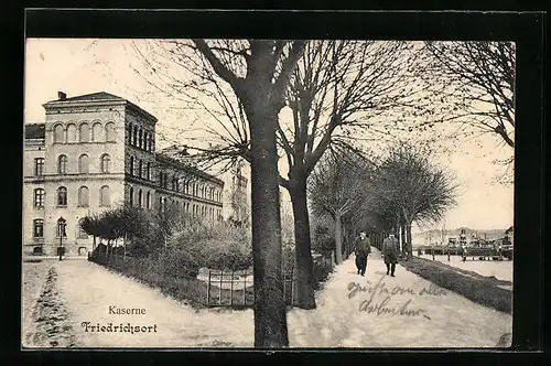 AK Friedrichsort, Spaziergänger vor der Kaserne