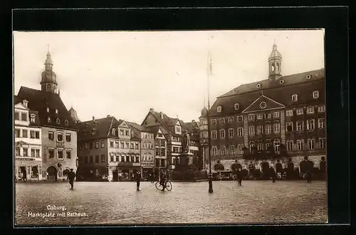 AK Coburg, Passanten auf dem Marktplatz mit Rathaus