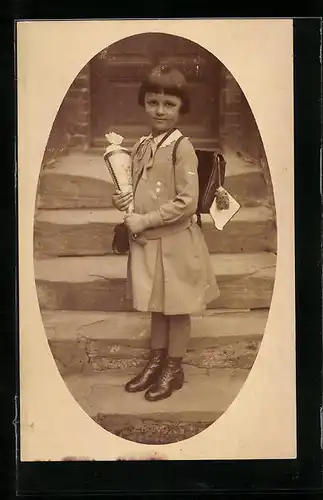 Foto-AK Mädchen mit Zuckertüte zum Schulanfang