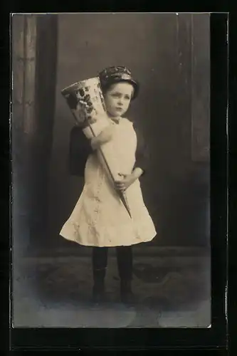 Foto-AK Mädchen mit Schultüte zum Schulanfang