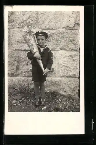 Foto-AK Kleiner Junge mit Zuckertüte zum Schulanfang