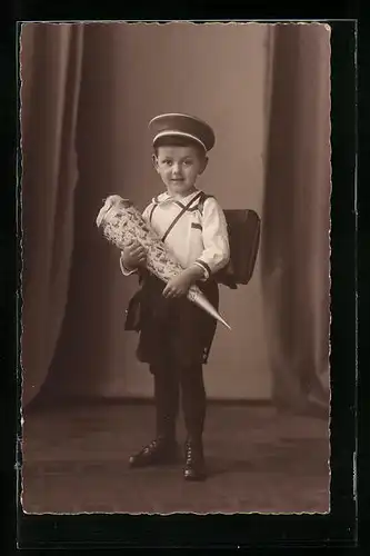 Foto-AK Kleiner Junge mit Zuckertüte zum Schulanfang