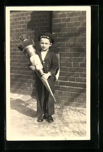 Foto-AK Kleiner Junge mit Zuckertüte zum Schulanfang