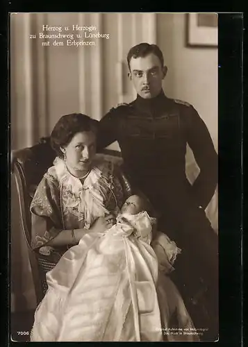 AK Ernst August Herzog von Braunschweig mit Gemahlin und dem Erbprinzen im Taufkleid