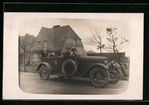 Foto-AK Herren im Cabriolet, Wappen mit Adler, Auto