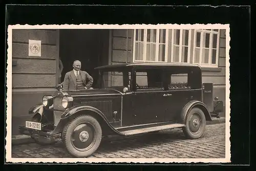 AK Mann neben Opel Auto, E. Volkmann, Esslingerstr. 11 pt. Stuttgart