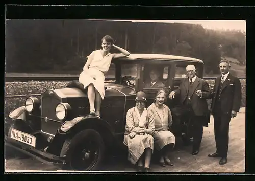 Foto-AK Damen sitzen auf Opel Auto neben Herren mit Zigarette