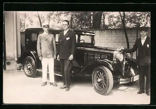 Foto-AK Herren vor schwarzem Auto