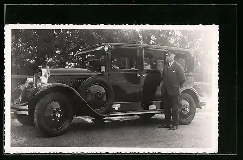 Foto-AK Fahrer neben Opel Auto Kraftdroschke 52, 1932