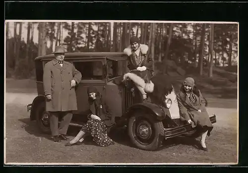 Foto-AK Damen sitzen auf Renault Auto