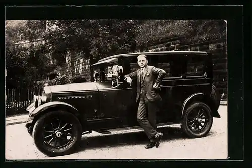 Foto-AK Stolzer junger Besitzer vor seinem Buick-Automobil