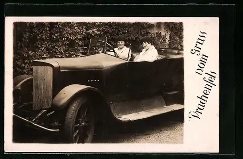 AK Drachenfels, Zwei Frauen in einem Auto