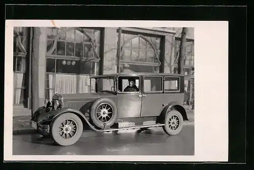 Foto-AK Ein Mann im Auto auf der Strasse