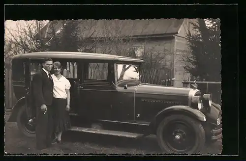 Foto-AK Junges Paar am Auto vor dem Haus