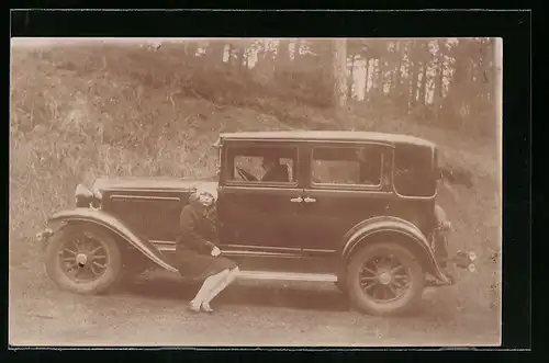 Foto-AK Zwei Frauen am Auto im Wald