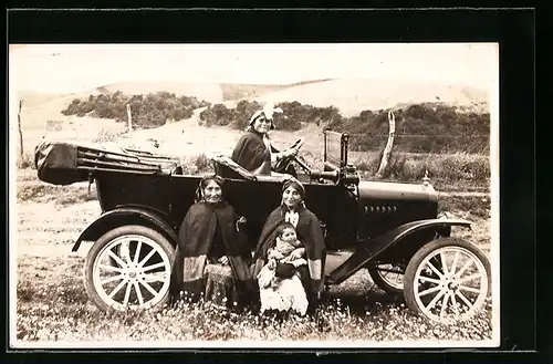 Foto-AK Drei Frauen mit einem Mädchen am Auto