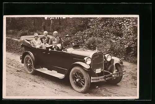 Foto-AK Herrschaften mit zwei Kindern im Auto Dodge